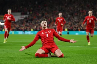 Уэльс құрамасы жанкүйерлерінің бір тобы Қазақстанға келе жатыр