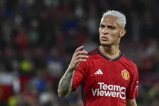 «Манчестер Юнайтедтен» кеткен футболшы қуаныштан көз жасына ерік берді