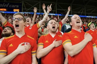 Уэльстен 1100-ден аса Валлийлік жанкүйер елордаға табан тіреді