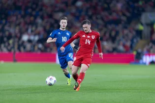 Уэльс құрамасы топта көш бастады