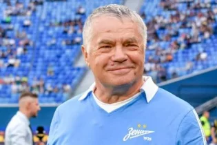 70 жасар Ресейлік ақсақал ресми түрде футболшы атанып, алаңға шықты