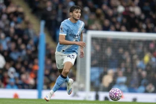 Манчестер дербиінде жарқыраған Өзбекстандық қорғаушы АПЛ турының символикалық құрамына енді