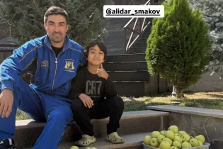 Чемпиондар лигасының жұлдызы Смақовтың бау-бақшасында алма теріп жүр….