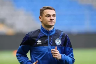 Ислам Чесноков Шотландия чемпионатында ойнап кете ала ма? Сарапшылар жартылай қорғаушы жайлы ойын айтты