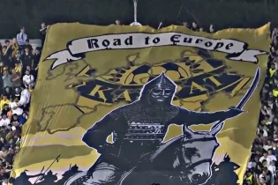 “Еуропаға жол” “Қайрат” жанкүйерлерінің баннеріндегі жауынгер жайлы не белгілі?