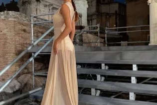 Эрлинг Холандтың сүйіктісі Aғылшын жұлдыздарының назарын өзіне аударды