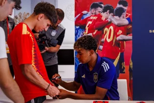 Ламин Ямалдың қолтаңбасын алу енді ақылы. Жас жұлдыздың бұл шешімінің себебі неде?