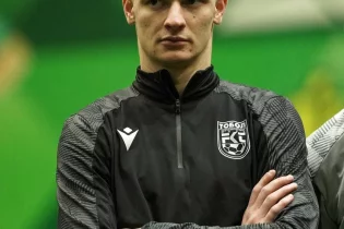 Ресми - Ислам Чесноков «Хартс» футболшысы