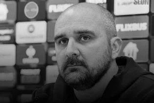 Сербия чемпионатында жаттықтырушы матч кезінде көз жұмды