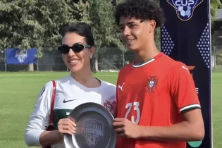 Криштиану Роналдудың ұлы Португалия құрамасы сапындағы алғашқы кубогын жеңіп алды