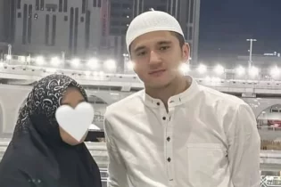 Абдукодир Хусанов анасымен бірге умра жасады