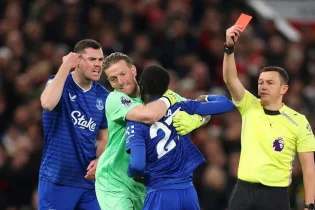 “Эвертон” ойыншылары матч кезінде өзара жаға жыртысты