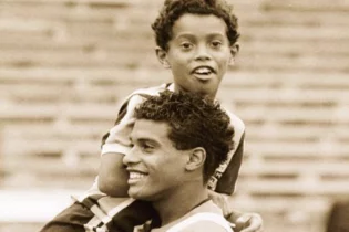 Роналдиньоның жүректі тебіренткен естелігі – “Әкемді енді ешқашан көрмеймін дегенге ұзақ уақыт сене алмадым”