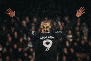 Эрлинг Холанд АПЛ-да 100 голдық межені бағындырды