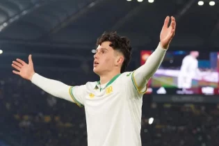 Антонио Арена елді өз аузына қаратты