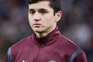 Өзбек футболшысы Аргентиналық аңызды тәнті етті