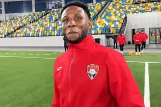 Алаяқтардың арбуына түсіп қалған... Албаниялықтар нигериялық футболшы үшін «Қайсардан» неге миллиондар талап еткен?