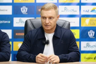 “Кез келген сәтте дайынмын, тек өзің жыртылып қалма” – Андрей Карпович өзін боқтаған төреші Исмұратовқа сұрапыл жауап қайтарды